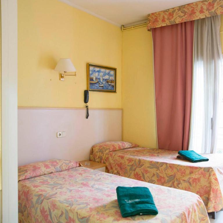 Hostal Alhambra Tarragona - Habitación Doble con balcón y baño compartido - 1 o 2 camas - 7
