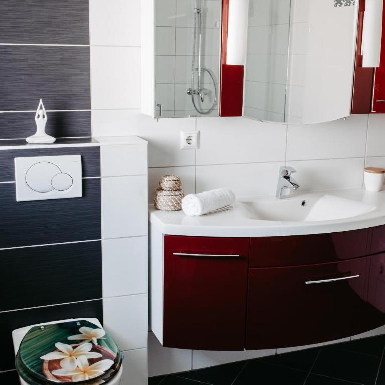 Apartment Maria - Three-Bedroom Apartment with Shower - 6