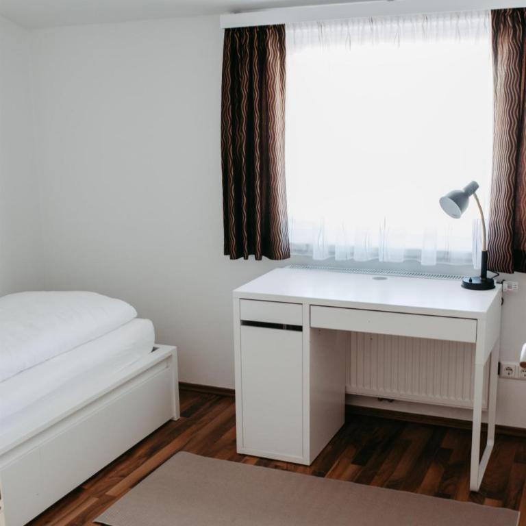 Apartment Maria - Three-Bedroom Apartment with Shower - 8