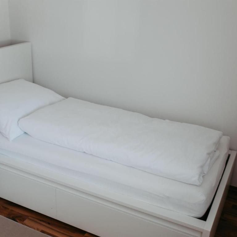 Apartment Maria - Three-Bedroom Apartment with Shower - 10