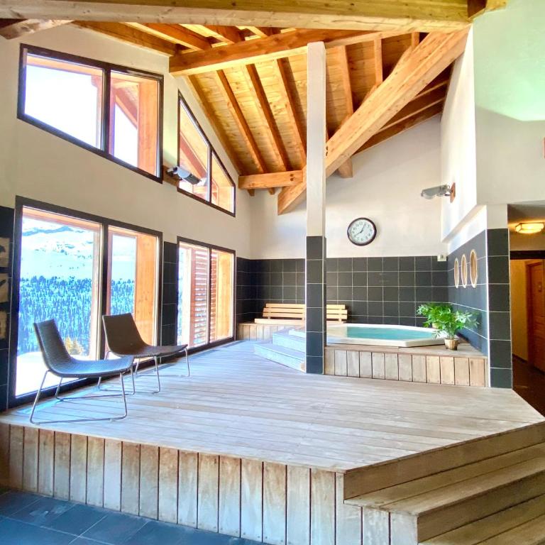 Vue panoramique sur les montagnes plein Sud - T2 Skis aux pieds, Piscine & Spa - Appartement 1 Chambre - 22
