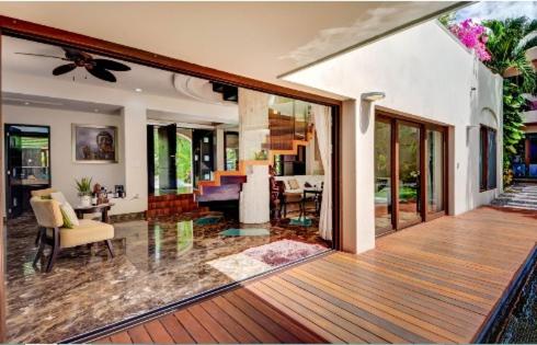 Amazing Hacienda for 14 guests! Steps to the beach! - Villa - 14