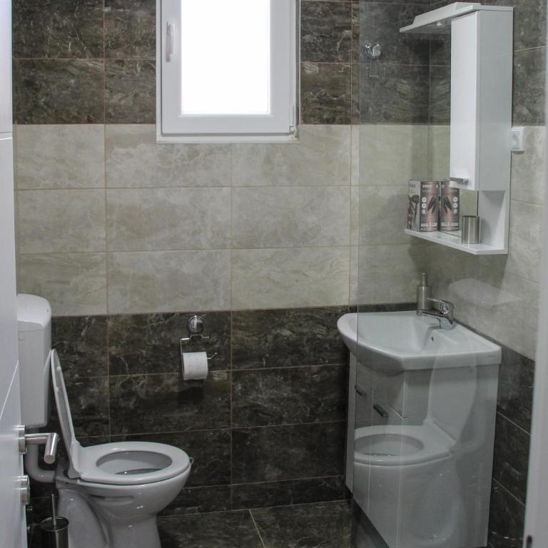 Apartmani Hani - Četvorokrevetna Soba sa Balkonom - 15