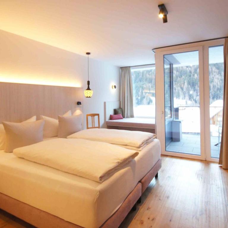 Hotel Die Arlbergerin - Zimmer mit Kingsize-Bett und Bergblick - 5