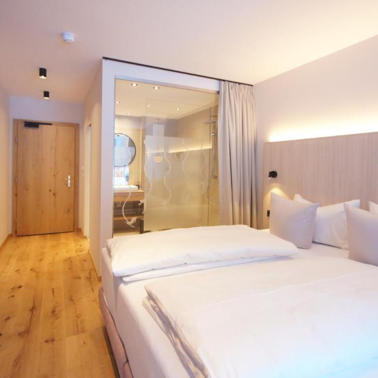 Hotel Die Arlbergerin - Zimmer mit Kingsize-Bett und Bergblick - 9