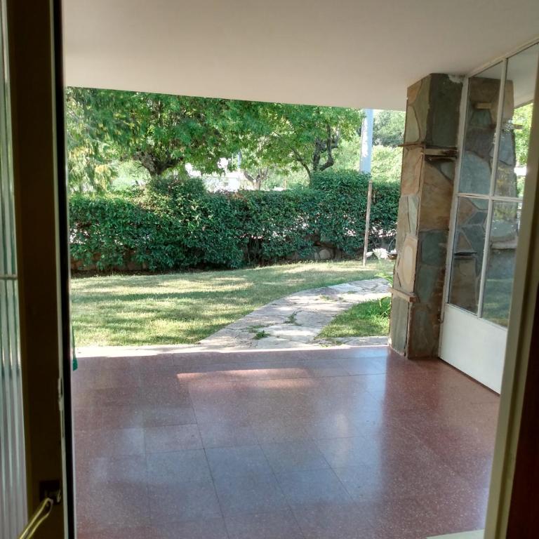 Excelente y amplio Chalet Capacidad 2 a 6 personas, La mejor ubicación de la Falda, Barrio Residencial Villa Edén, A tan solo 3 cuadras del hotel Edén y a pasos del centro de dicha localidad - Cámaras de seguridad 24hs - unidad Monitoreada - Four-Bedroom House - 32