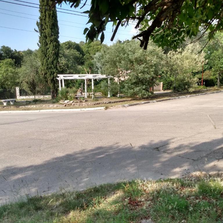 Excelente y amplio Chalet Capacidad 2 a 6 personas, La mejor ubicación de la Falda, Barrio Residencial Villa Edén, A tan solo 3 cuadras del hotel Edén y a pasos del centro de dicha localidad - Cámaras de seguridad 24hs - unidad Monitoreada - Four-Bedroom House - 29