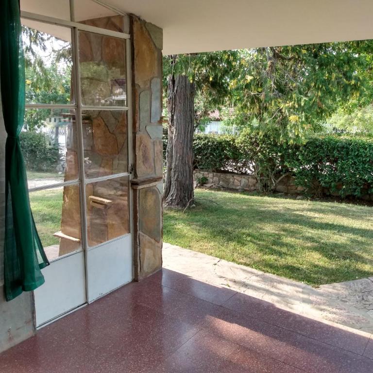 Excelente y amplio Chalet Capacidad 2 a 6 personas, La mejor ubicación de la Falda, Barrio Residencial Villa Edén, A tan solo 3 cuadras del hotel Edén y a pasos del centro de dicha localidad - Cámaras de seguridad 24hs - unidad Monitoreada - Four-Bedroom House - 27