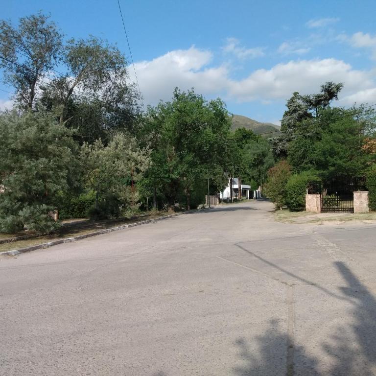 Excelente y amplio Chalet Capacidad 2 a 6 personas, La mejor ubicación de la Falda, Barrio Residencial Villa Edén, A tan solo 3 cuadras del hotel Edén y a pasos del centro de dicha localidad - Cámaras de seguridad 24hs - unidad Monitoreada - Four-Bedroom House - 33