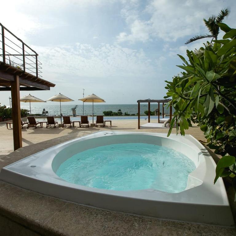 Lujoso apartamento, piscina con vista al mar - Three-Bedroom Apartment - 30