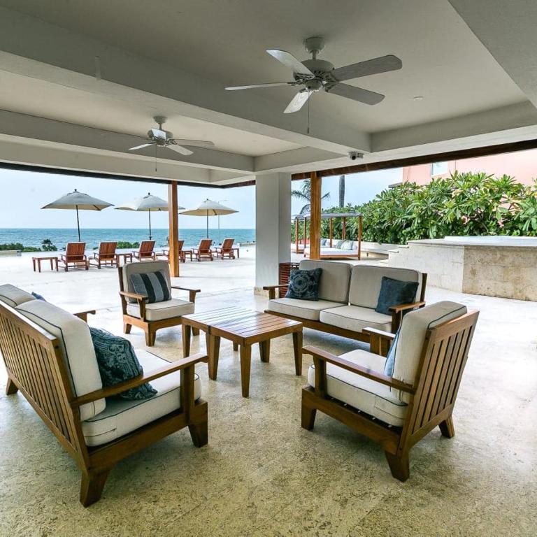 Lujoso apartamento, piscina con vista al mar - Three-Bedroom Apartment - 26