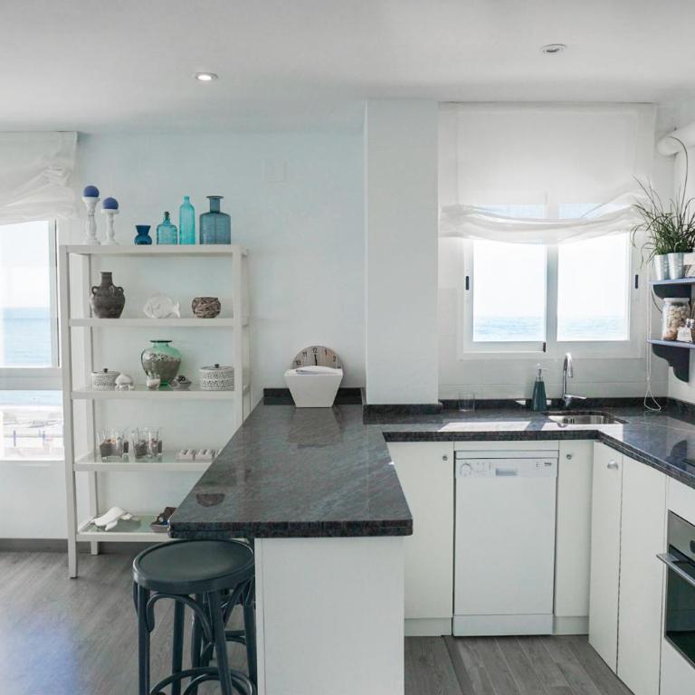 WintowinRentals Amazing Apartment with Sea view - Two-Bedroom Apartment - 21