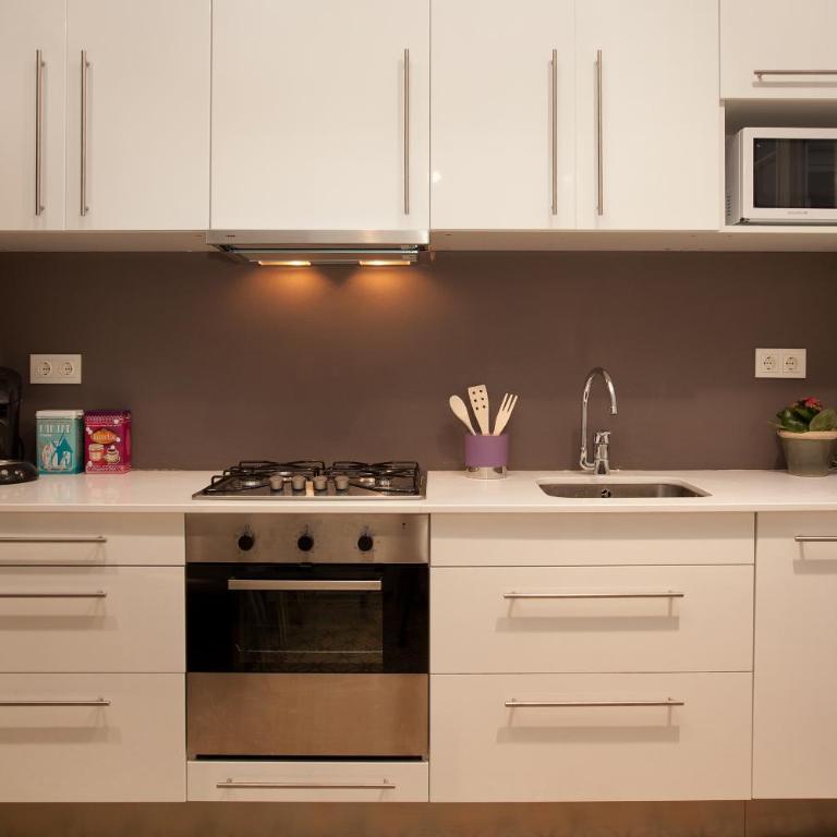 Enjoy Apartments Sofia - Three-Bedroom Apartment with Balcony - 29
