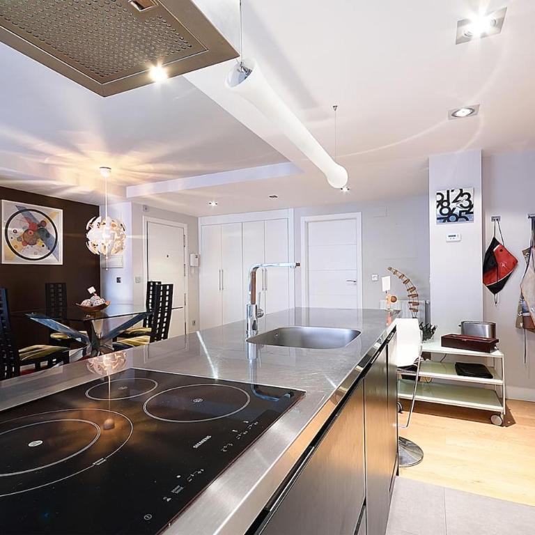 Piso moderno, céntrico y con garaje gratis - One-Bedroom Apartment - 1