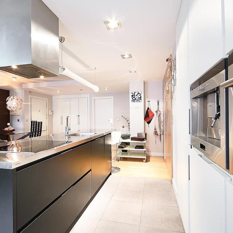 Piso moderno, céntrico y con garaje gratis - One-Bedroom Apartment - 2