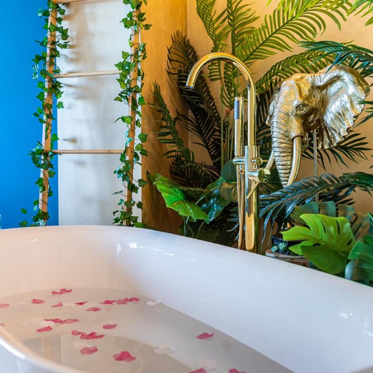 JUNGLE SUITE --- VASCA in camera - One-Bedroom Apartment - 5