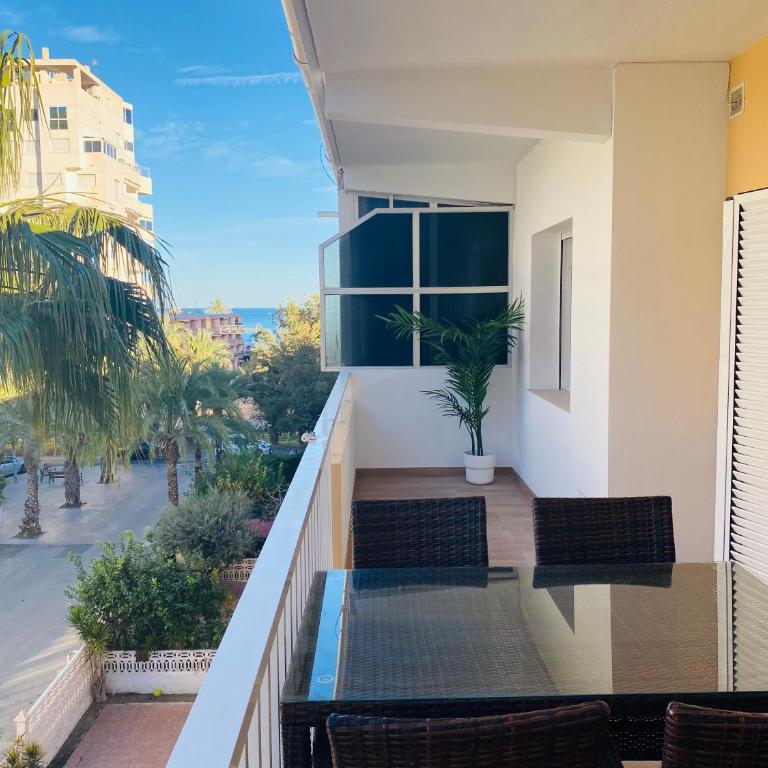 Amplio apartamento con vistas al mar, parking y wifi - Two-Bedroom Apartment - 3