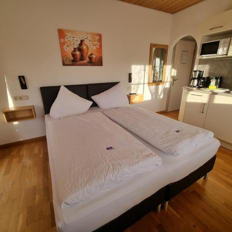 Ferienwohnungen am Buchbrunnen - Studio Apartment 7 - 9