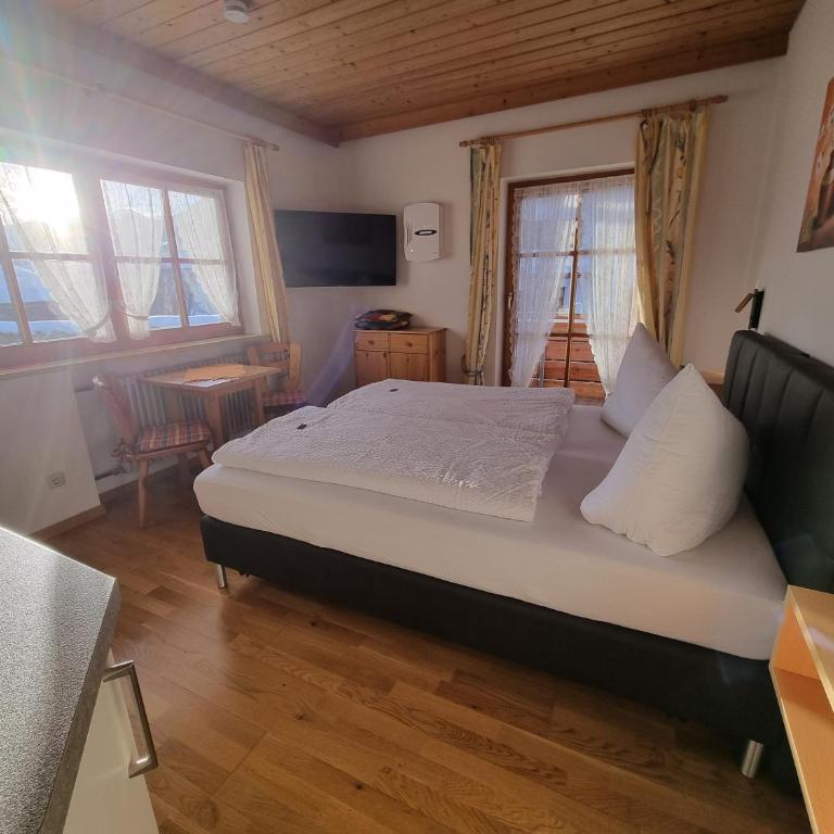 Ferienwohnungen am Buchbrunnen - Studio Apartment 7 - 8