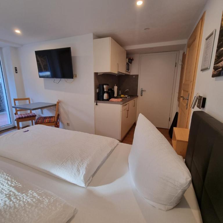 Ferienwohnungen am Buchbrunnen - Studio Apartment 8 - 13