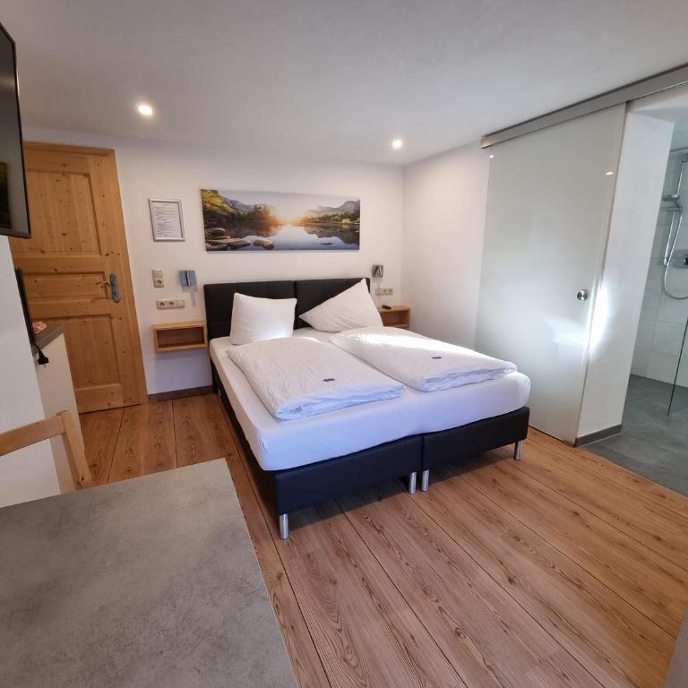Ferienwohnungen am Buchbrunnen - Studio Apartment 8 - 9