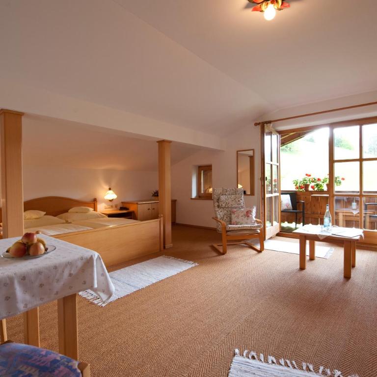 Landhotel Maiergschwendt inkl Chiemgaukarte - Familienzimmer mit Balkon - 1