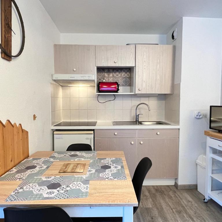 Centre ville, T2 avec terrasse et parking couvert. - One-Bedroom Apartment - 11