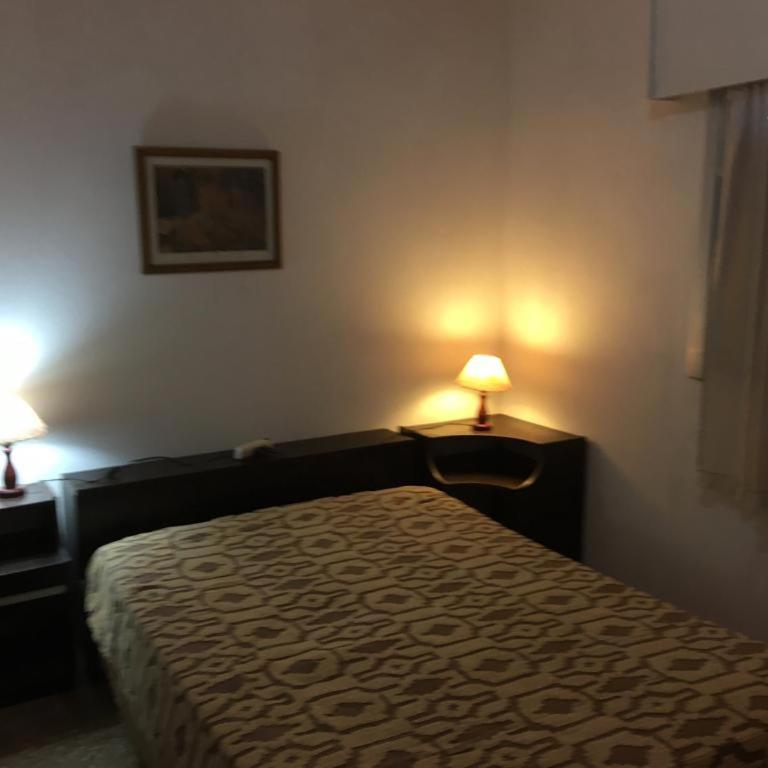 Amplia casa con fondo y estacionamiento a metros del mar - Apartamento de 2 dormitorios - 1