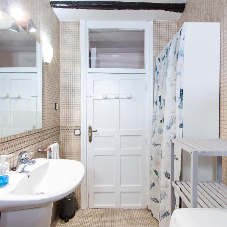 Homelike Huertas - One-Bedroom Apartment - 14