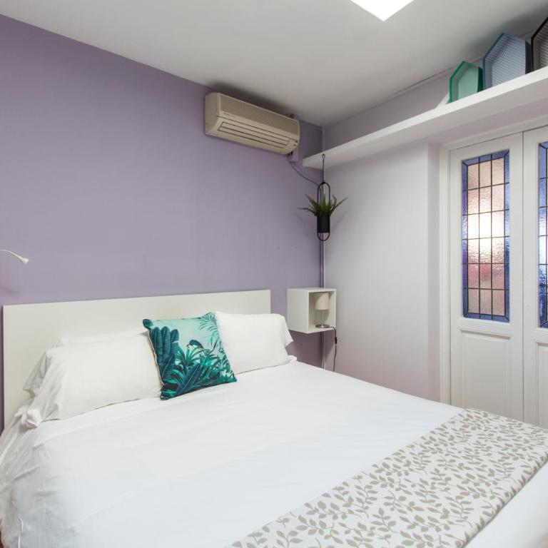 Homelike Huertas - One-Bedroom Apartment - 11
