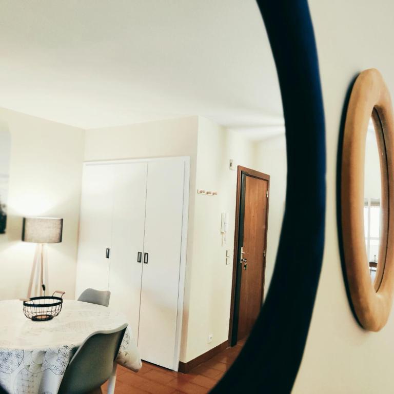 Grand Studio Azur - Idéal Couple en Escapade Vieil Antibes - Terrasse - Climatisation - WIFI HD - Plage Gravette & Gare SNCF 5min à pied - Port Vauban à pied - VIEILLE VILLE - Appartement 1 Chambre - 15