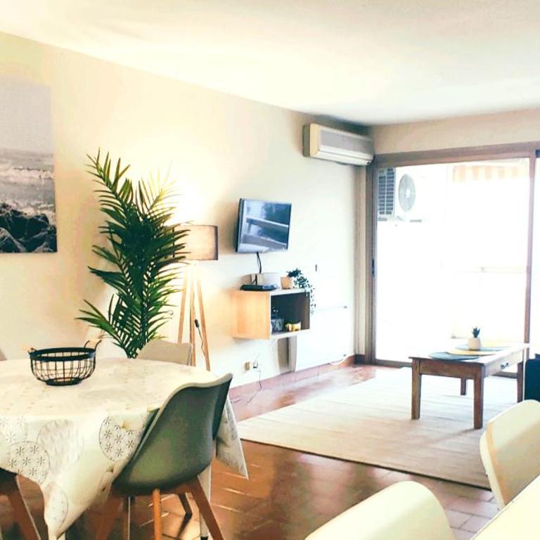 Grand Studio Azur - Idéal Couple en Escapade Vieil Antibes - Terrasse - Climatisation - WIFI HD - Plage Gravette & Gare SNCF 5min à pied - Port Vauban à pied - VIEILLE VILLE - Appartement 1 Chambre - 12