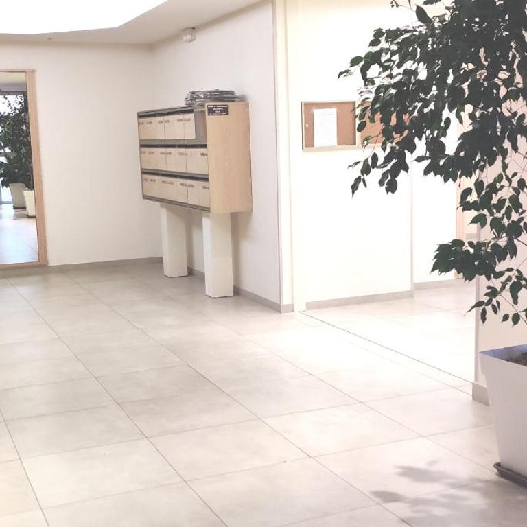 Grand Studio Azur - Idéal Couple en Escapade Vieil Antibes - Terrasse - Climatisation - WIFI HD - Plage Gravette & Gare SNCF 5min à pied - Port Vauban à pied - VIEILLE VILLE - Appartement 1 Chambre - 20