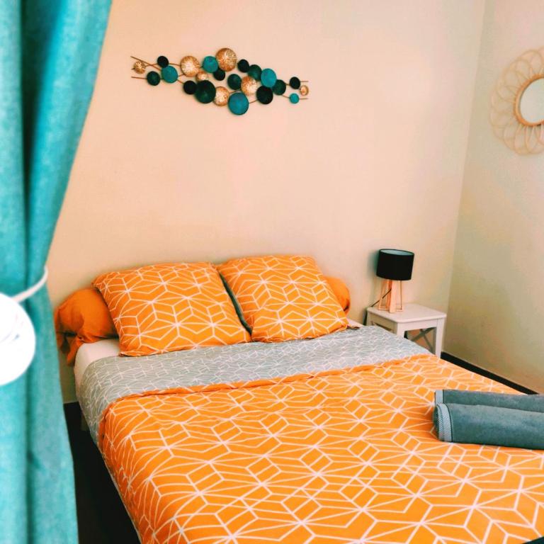 Grand Studio Azur - Idéal Couple en Escapade Vieil Antibes - Terrasse - Climatisation - WIFI HD - Plage Gravette & Gare SNCF 5min à pied - Port Vauban à pied - VIEILLE VILLE - Appartement 1 Chambre - 8