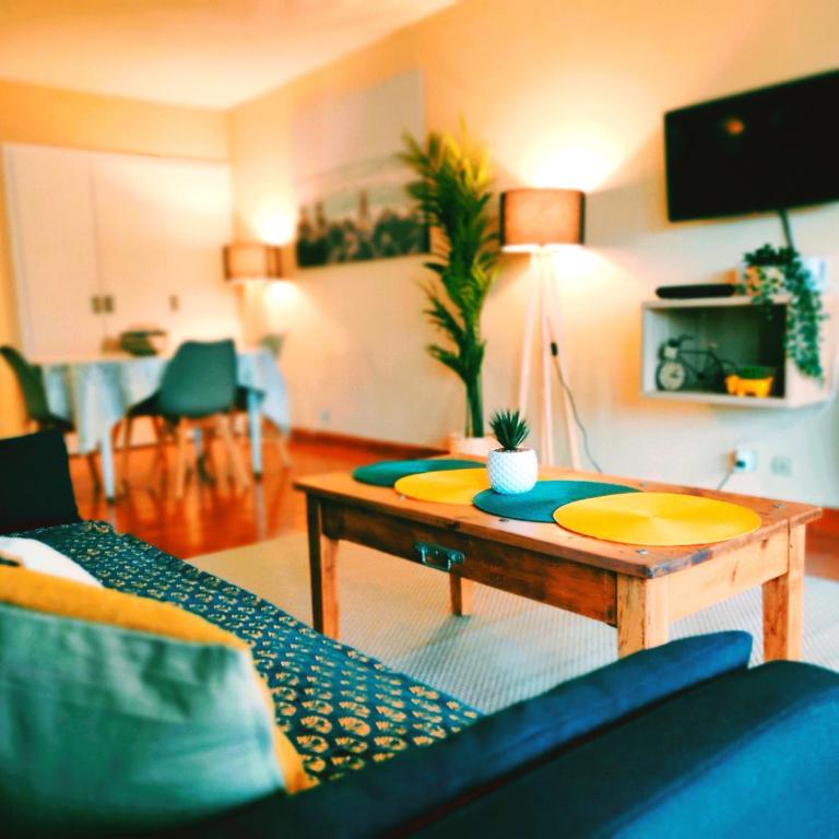Grand Studio Azur - Idéal Couple en Escapade Vieil Antibes - Terrasse - Climatisation - WIFI HD - Plage Gravette & Gare SNCF 5min à pied - Port Vauban à pied - VIEILLE VILLE - Appartement 1 Chambre - 10