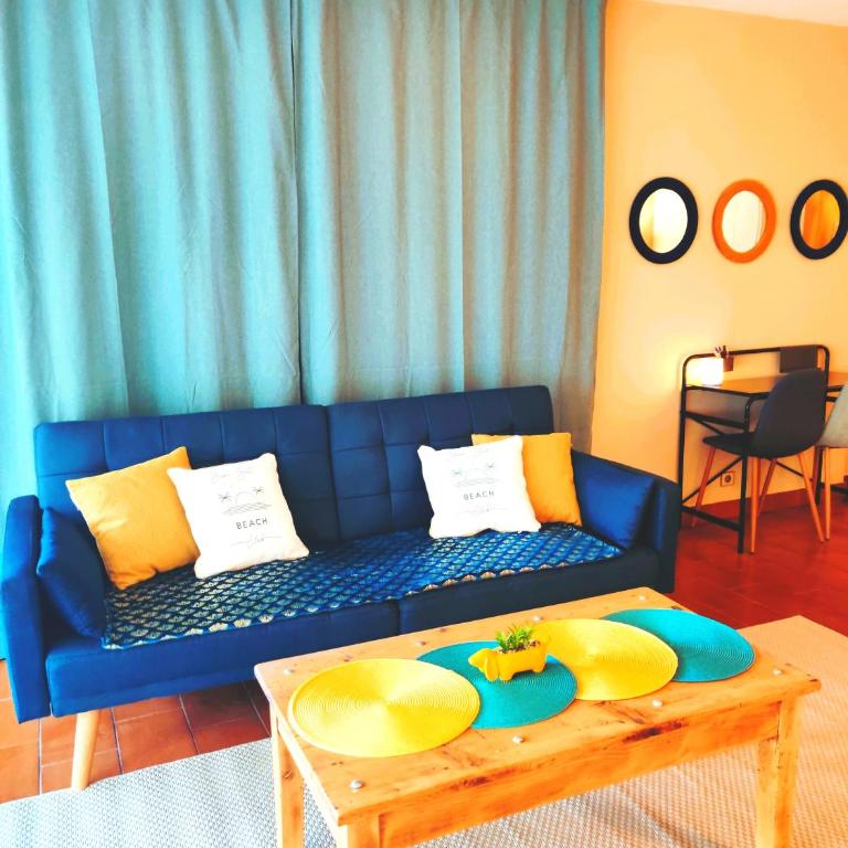 Grand Studio Azur - Idéal Couple en Escapade Vieil Antibes - Terrasse - Climatisation - WIFI HD - Plage Gravette & Gare SNCF 5min à pied - Port Vauban à pied - VIEILLE VILLE - Appartement 1 Chambre - 6