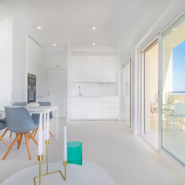 Frontal beach view apartment with spacious balcony - Apartamento de 2 dormitorios - 9