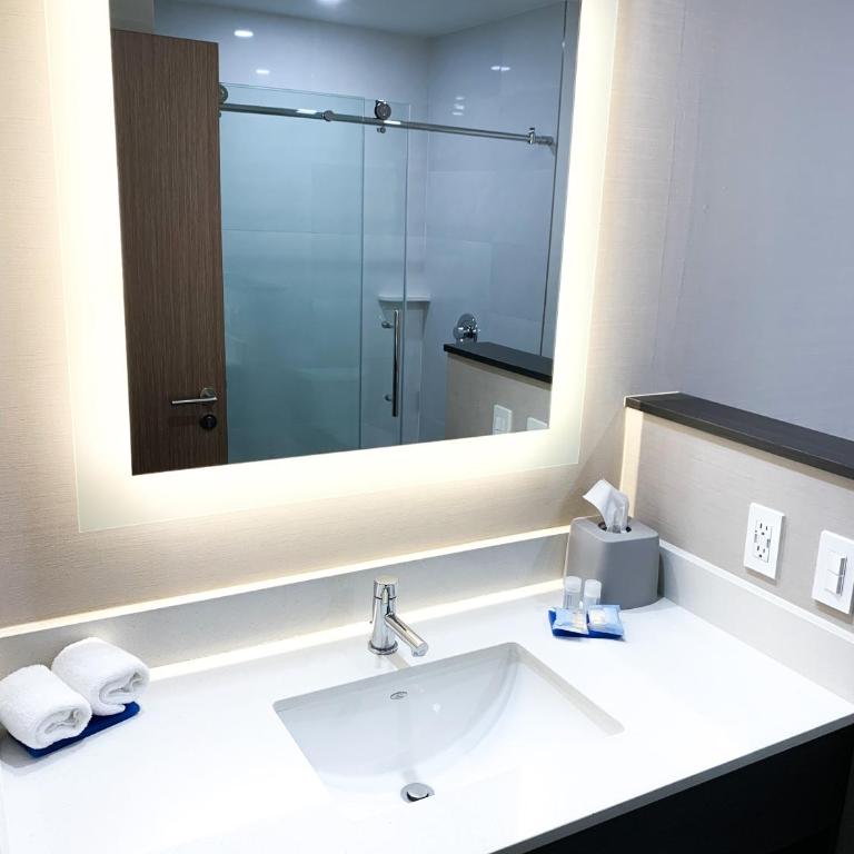 Holiday Inn Express & Suites - Tijuana Otay by IHG - Standard King Room - 2