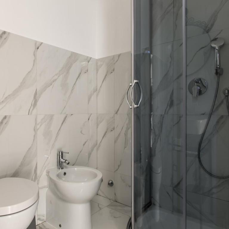 Residence Appartamenti Santa Teresa a Chiaia - Camera Matrimoniale con Bagno Privato - 6