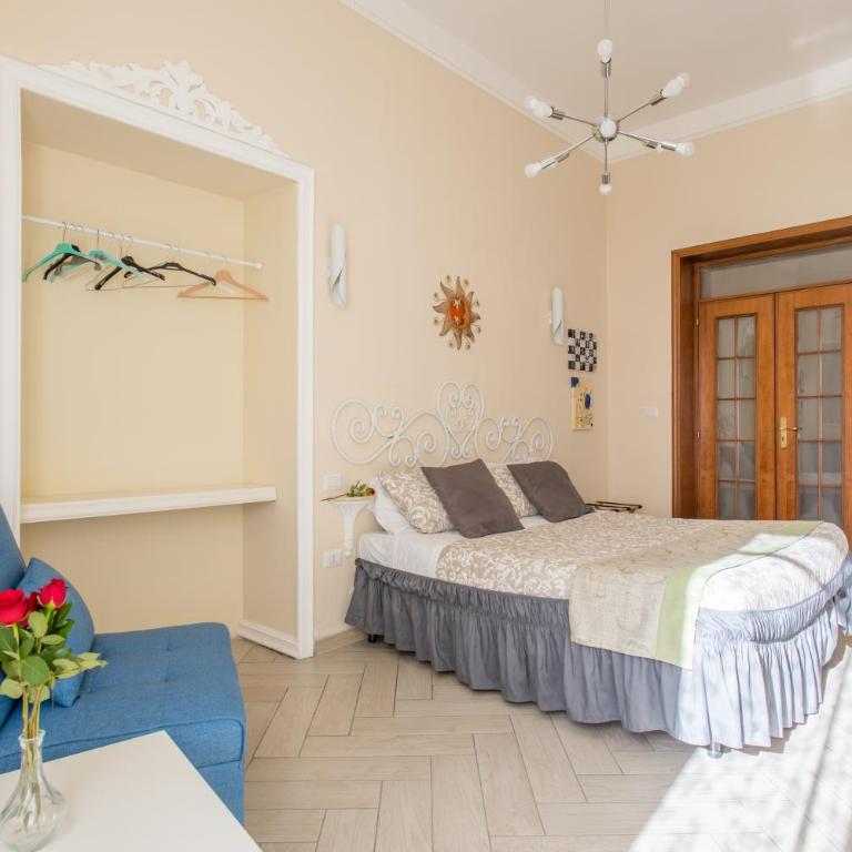 Residence Appartamenti Santa Teresa a Chiaia - Camera Matrimoniale con Bagno Privato - 4