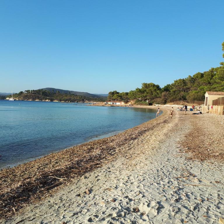 Bormes les Mimosas, Hameau de Cabasson, à 400m de la mer et du fort de Bregançon, Villa classée 3 étoiles, de 2 à 8 personnes - Villa - 45