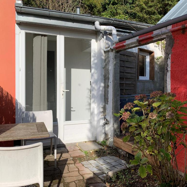 ECO STUDIOS mezzanine wifi stationnement rue gratuit terrasse dans jardin - Maison de Vacances - 16