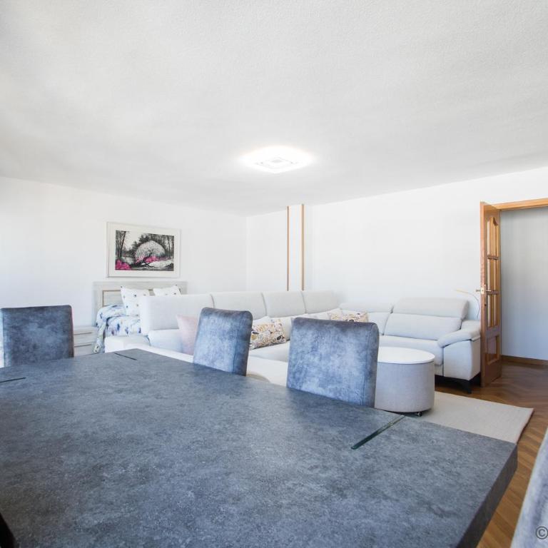 BEACH, CITY CENTER AND ENTERTAINMENT 2 - Three-Bedroom Apartment - 2