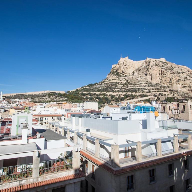 BEACH, CITY CENTER AND ENTERTAINMENT 2 - Three-Bedroom Apartment - 14