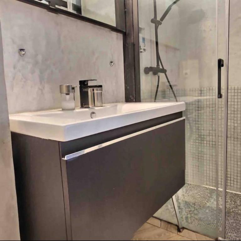 Beautiful Fully Renovated Centrally Located Studio - Studio - 10