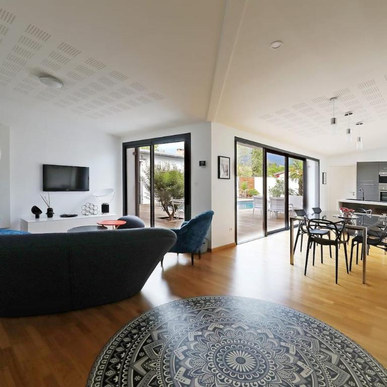 La Belle Maison Patio - Three-Bedroom House - 3