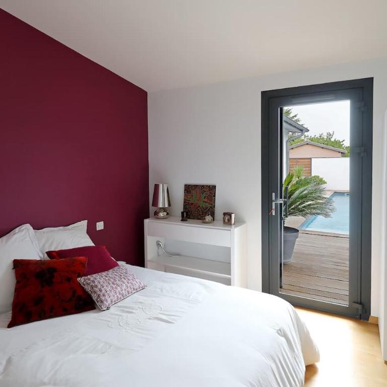 La Belle Maison Patio - Three-Bedroom House - 10