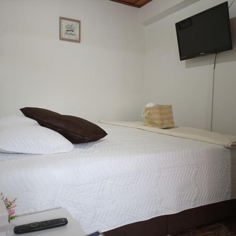 KOMODO ALOJAMIENTO- hostal autoservicio, ubicado cerca al centro histórico - baño privado, wifi , cama 2x2 y agua caliente y cocina compartida - Habitación Deluxe con cama extragrande - 3