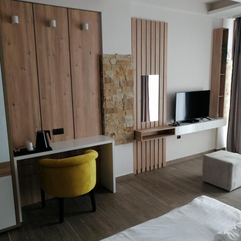 Milmari - Breakfast and pool - Deluxe Quadruple Room - 5