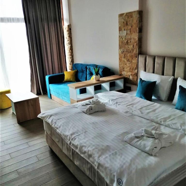 Milmari - Breakfast and pool - Deluxe Quadruple Room - 6